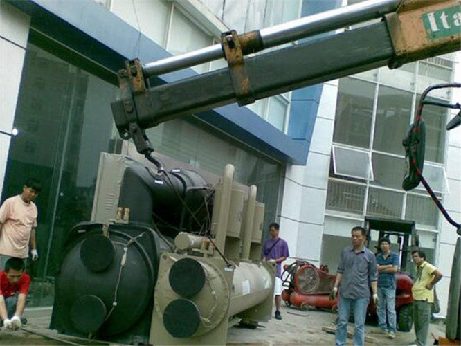 黄石港区随车吊和汽车吊的核心区别是什么？哪种更省钱？